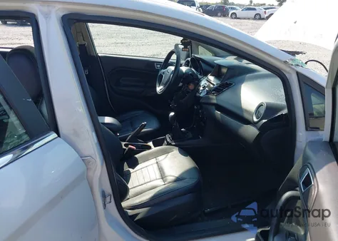 2015 Ford Fiesta Titanium z USA, uszkodzony, nr VIN 3FADP4FJ9FM213111